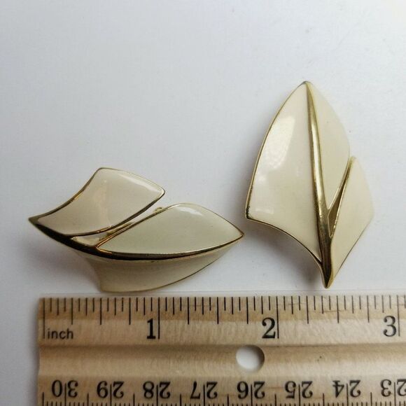 Vintage Trifari Cream and Gold Tone Clip On Earrings Retro 80s 90s Style, Signed - Picture 5 of 7